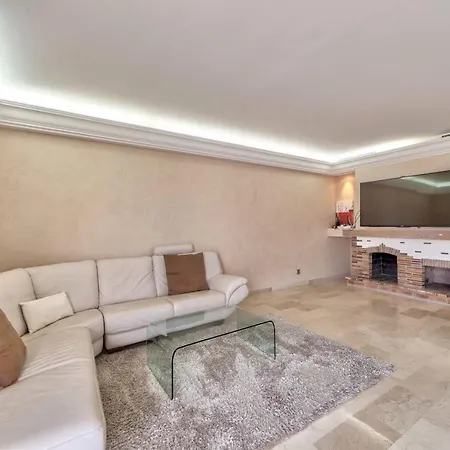 La Pinede Equiped With Air Conditioning And A Pool! 아파트