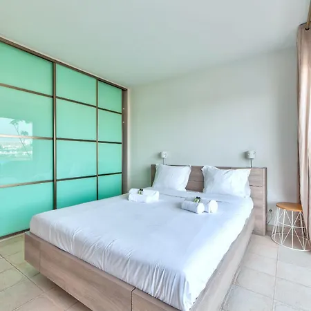 아파트 La Pinede Equiped With Air Conditioning And A Pool!