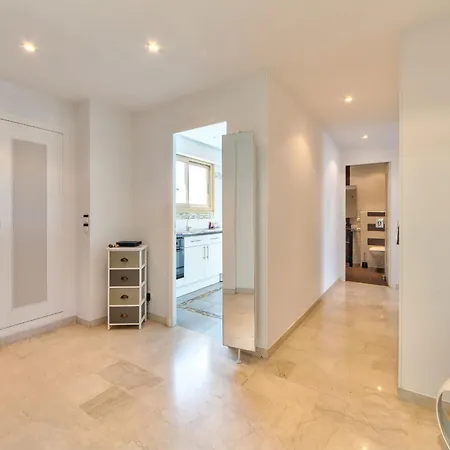 La Pinede Equiped With Air Conditioning And A Pool!