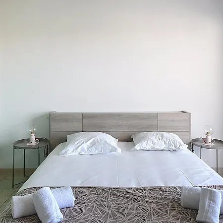 公寓 La Pinede Equiped With Air Conditioning And A Pool! *