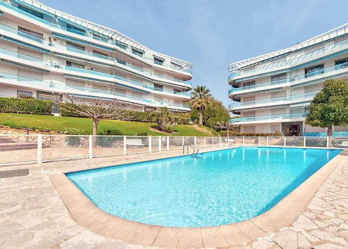 La Pinede Equiped With Air Conditioning And A Pool! 昂蒂布