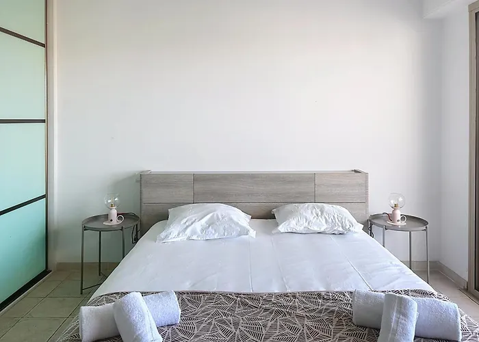 公寓 La Pinede Equiped With Air Conditioning And A Pool! *