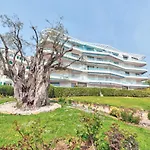La Pinede Equiped With Air Conditioning And A Pool! Daire Antibes