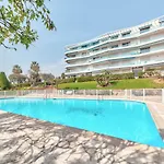 La Pinede Equiped With Air Conditioning And A Pool! Daire Antibes