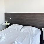 Daire La Pinede Equiped With Air Conditioning And A Pool!