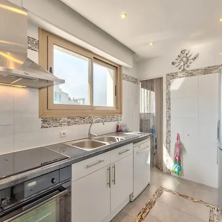 Apartment La Pinede Equiped With Air Conditioning And A Pool! Antibes