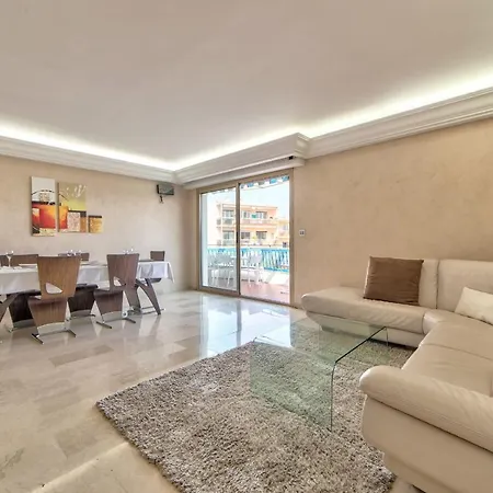 Apartmán La Pinede Equiped With Air Conditioning And A Pool! Antibes