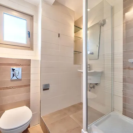 La Pinede Equiped With Air Conditioning And A Pool! Apartament