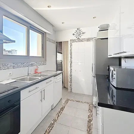 La Pinede Equiped With Air Conditioning And A Pool!