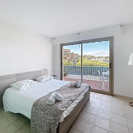 Apartamento La Pinede Equiped With Air Conditioning And A Pool!