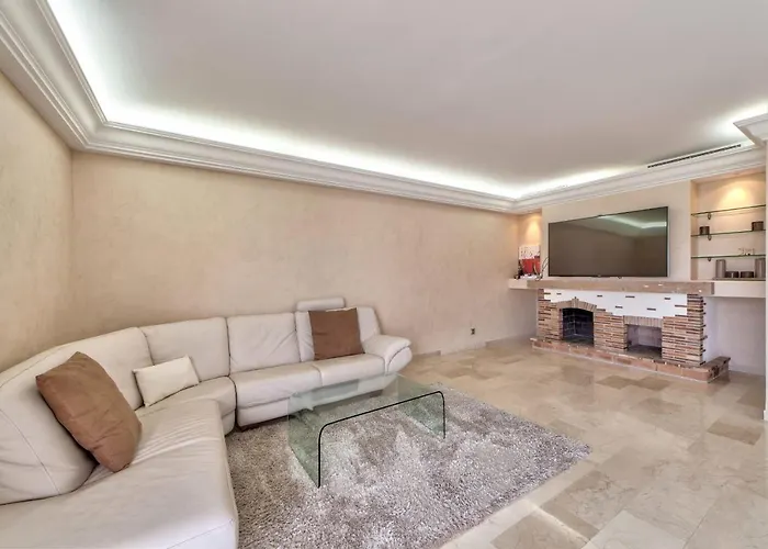 La Pinede Equiped With Air Conditioning And A Pool! Apartamento