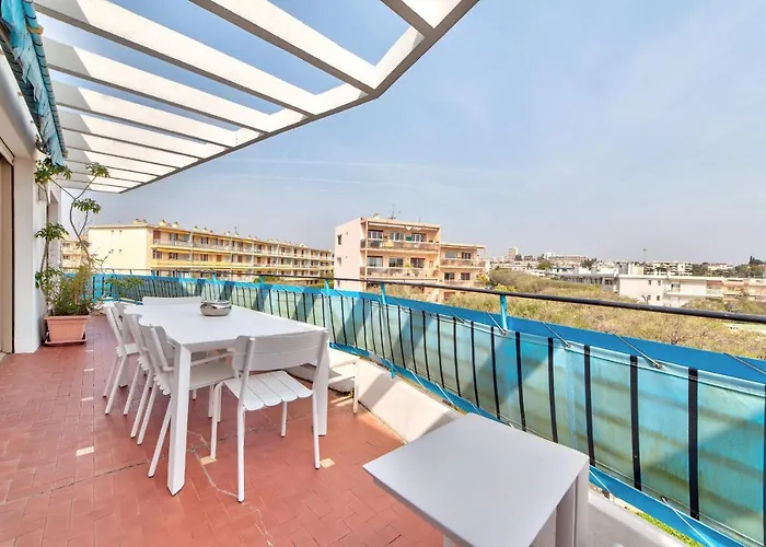 La Pinede Equiped With Air Conditioning And A Pool! Apartamento