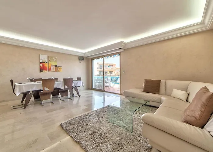 Apartamento La Pinede Equiped With Air Conditioning And A Pool! Antibes