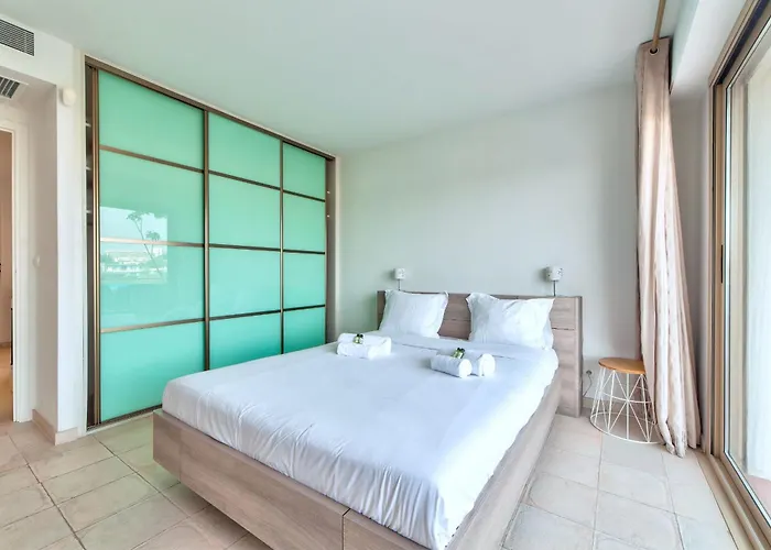 Apartamento La Pinede Equiped With Air Conditioning And A Pool!