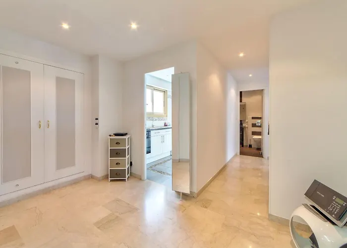 La Pinede Equiped With Air Conditioning And A Pool!