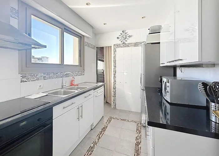 La Pinede Equiped With Air Conditioning And A Pool!