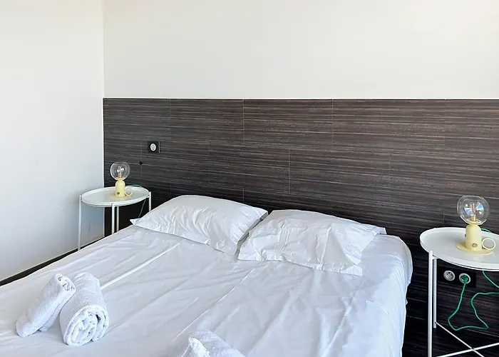 Apartamento La Pinede Equiped With Air Conditioning And A Pool!